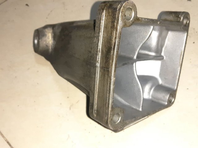 Кронштейн подушки (опоры) двигателя, левой A2712230904 MERCEDES