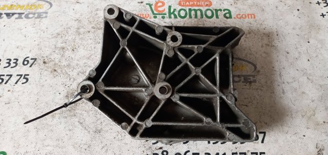Кронштейн компрессора кондиционера A6052340239 MERCEDES