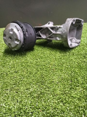 Кронштейн подушки (опоры) двигателя, левой A6112230704 MERCEDES