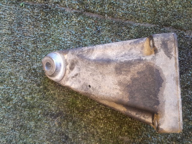 Кронштейн подушки (опоры) двигателя, правой A6112230804 MERCEDES