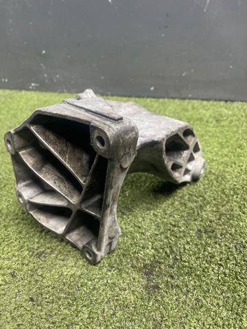 Кронштейн подушки (опоры) двигателя, левой A6512230004 MERCEDES