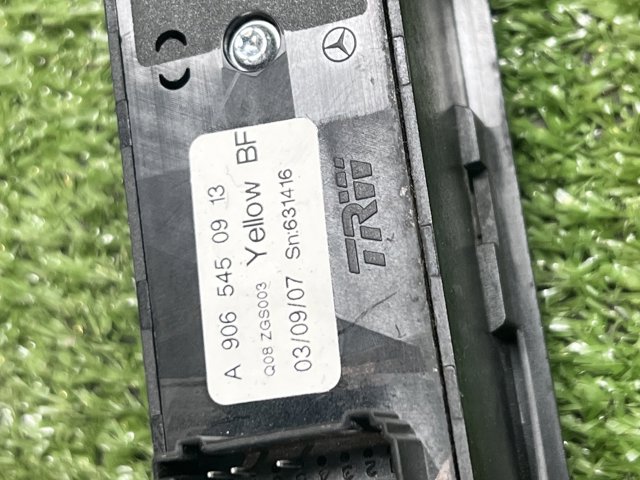 Кнопки переднего правого стеклоподъемника A9065450913 MERCEDES