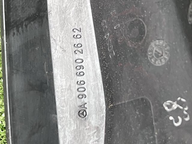 Накладка переднего правого крыла A9066902662 MERCEDES
