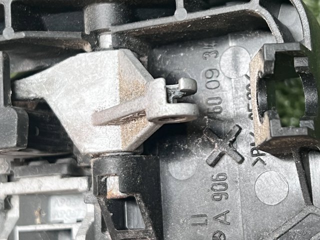 MERCEDES A9067601034 Держатель наружной ручки двери передней правой в наличии Чернигов