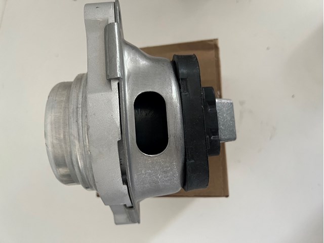 LR010745 LAND ROVER Левая подушка двигателя купить в Черкассы