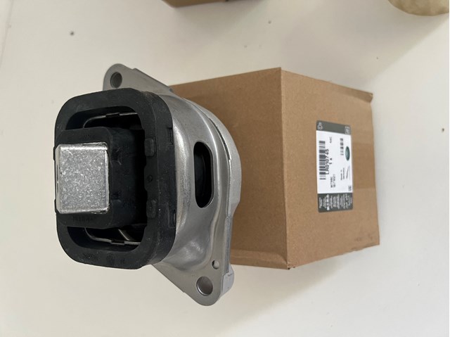 LR010745 LAND ROVER Подушка (опора) двигателя левая купить в Харьков