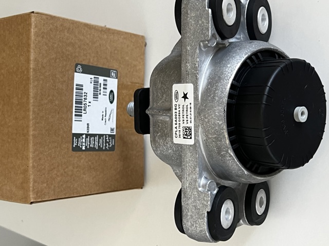 Опора двигателя, левая/правая LR057632 LAND ROVER