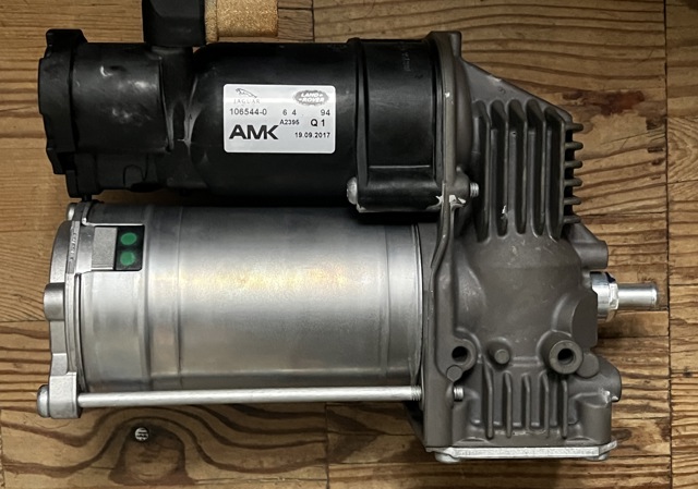 Компрессор подкачки амортизаторов LR095838 LAND ROVER