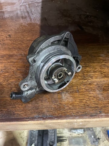 Механический вакуумный насос 11667795143 BMW