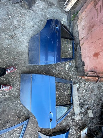 Стекло-форточка двери, задней, левой 51348402573 BMW