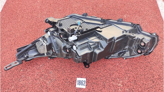 TOYOTA 8111048J30 Правая фара в наличии Чернигов