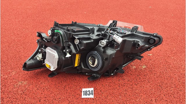 811300E160 TOYOTA Правая фара купить в Полтава