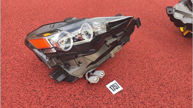 TOYOTA 8114553751 Фара правая в наличии Ирпень