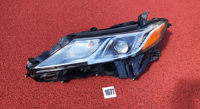 Основная фара в сборе левая 8115006C40 TOYOTA