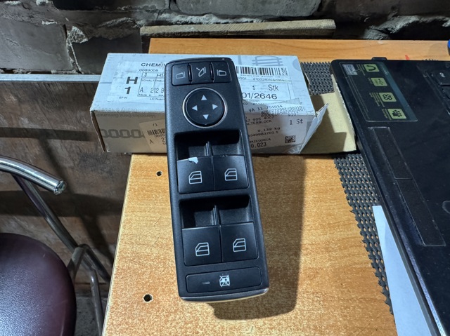 Кнопки переднего левого стекло подъёмника A2129056100 MERCEDES