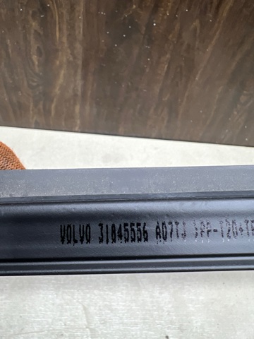 31352708 VOLVO Уплотнитель стекла двери передней левой внутренний (планка) купить в Тернополь