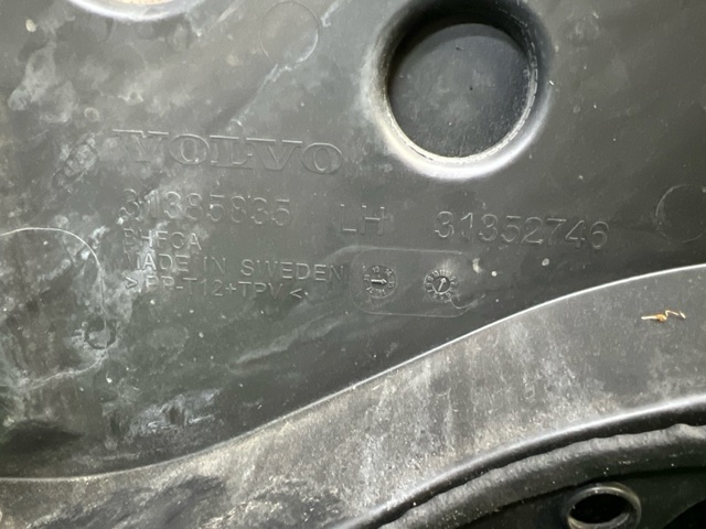 VOLVO 31352746 Водосток лобового стекла, жабо в наличии Черновцы