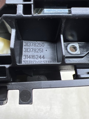 VOLVO 31378251 Держатель наружной ручки двери передней левой в наличии Хмельницкий