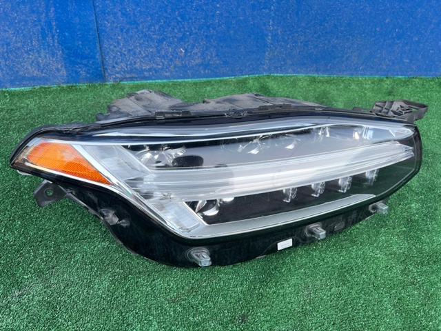 VOLVO 31395941 Правая фара в наличии Житомир