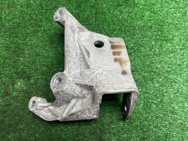 Кронштейн подушки (опоры) двигателя, правой 31430470 VOLVO
