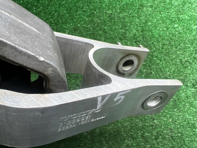 Кронштейн подушки (опоры) двигателя, задней 32139982 VOLVO
