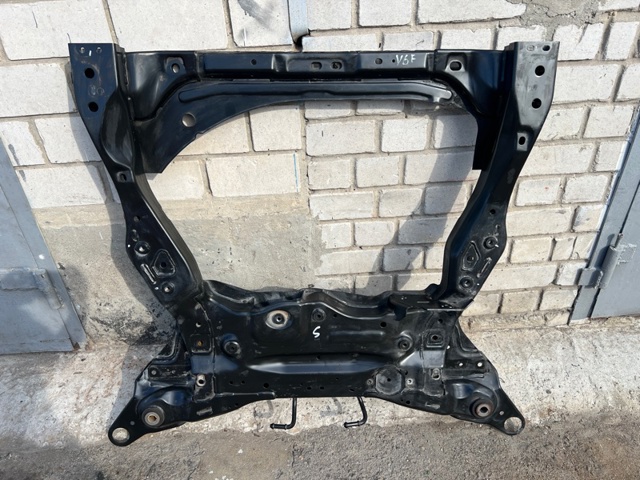 Поперечина передней подвески 32268633 VOLVO