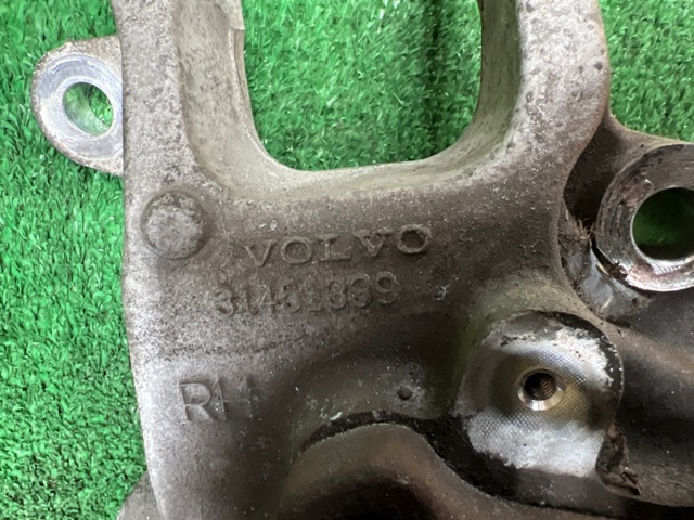 Кулак поворотный правый 32395005 VOLVO