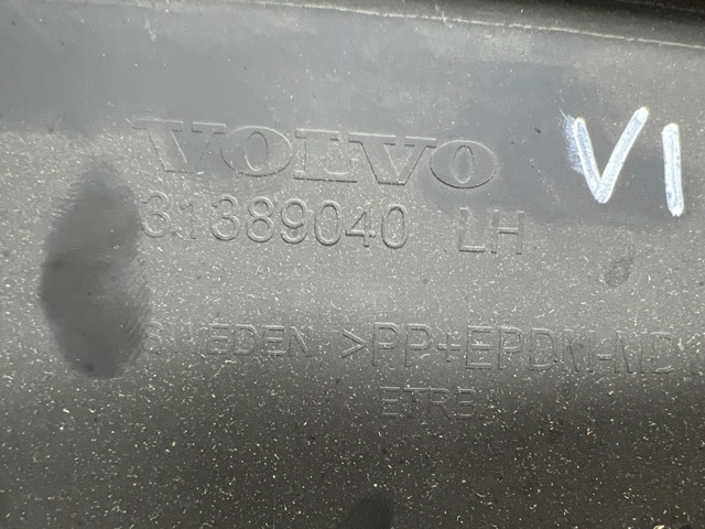Пластик пятой двери 39825226 VOLVO