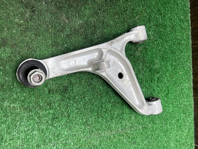 Кулак поворотный правый 555011MA0C NISSAN