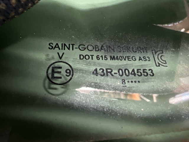 Стекло задней двери, левой 823015NA2A NISSAN