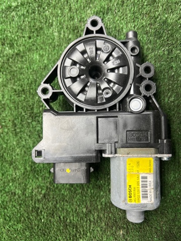 Мотор стеклоподъемника двери передней, правой 824603V010 HYUNDAI
