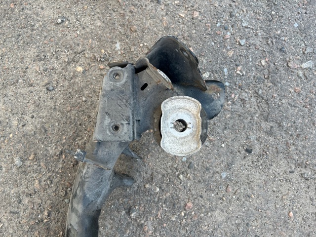 Поперечка задней подвески 8W0505235AE VAG