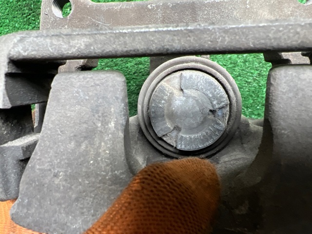 Задний левый суппорт 8W0615403 VAG