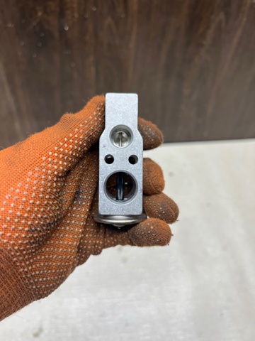 8W0820679 VAG Клапан TRV кондиционера купить в Каменское