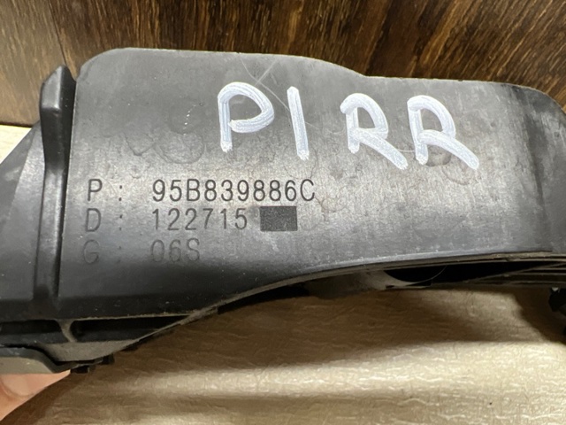 PORSCHE 95B839886C Держатель наружной ручки двери передней левой в наличии Житомир