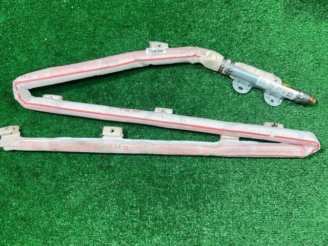 Шторка боковая правая 95B880742 PORSCHE