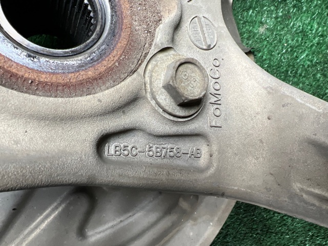 Цапфа - поворотный кулак задний, правый LB5Z5B758A FORD