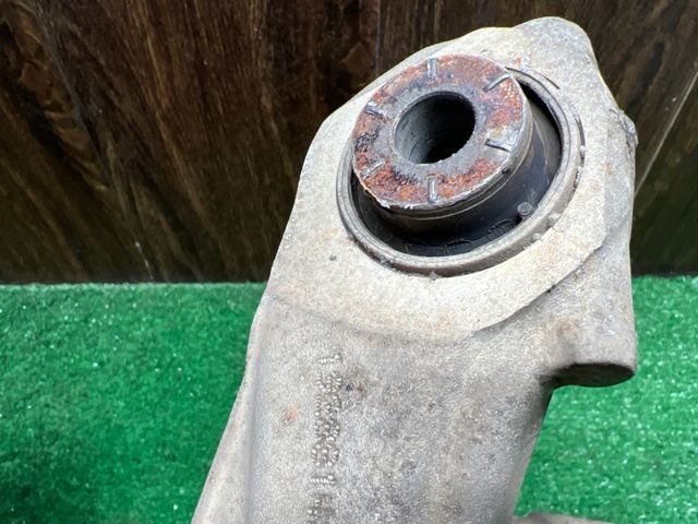 FORD LB5Z5B758A Цапфа задняя правая в наличии Кривой Рог