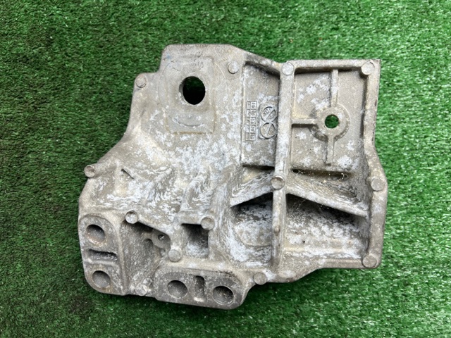 LAND ROVER LR037029 Кронштейн подушки (опоры) двигателя правой в наличии Кривой Рог