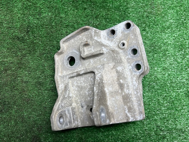 Кронштейн подушки (опоры) двигателя, правой LR037029 LAND ROVER