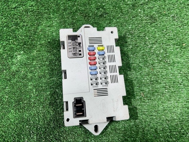 Блок предохранителей задний, салонный LR041091 LAND ROVER