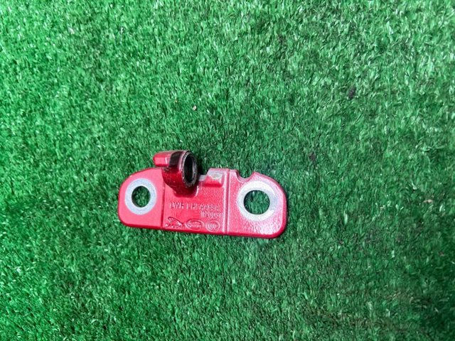 Петля передней двери левая LR056352 LAND ROVER