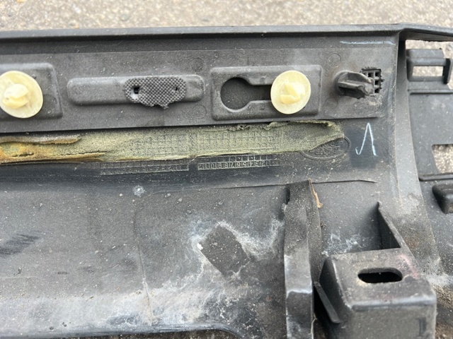 Накладка (молдинг) порога наружная левая LR058524 LAND ROVER