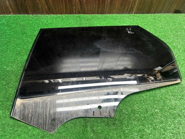 Стекло заднее левое LR058836 LAND ROVER