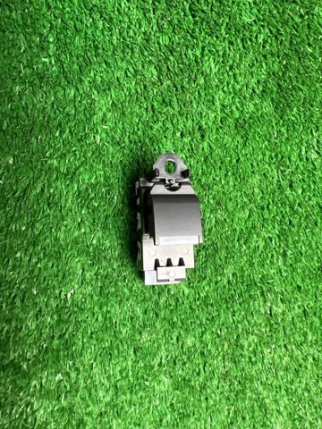 Кнопка подъемника переднего правого стекла LR059773 LAND ROVER