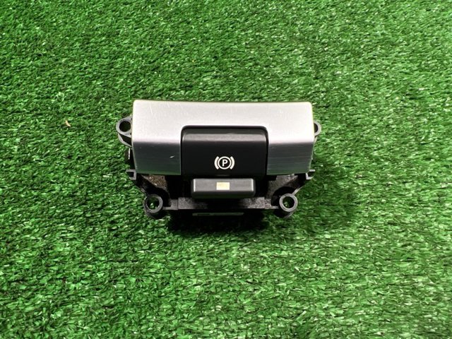 Кнопка электромеханического стояночного тормоза LR060857 LAND ROVER