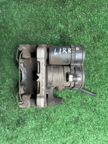 Скоба переднего суппорта LR061379 LAND ROVER
