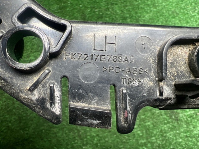 Направляющая переднего бампера, левая LR077883 LAND ROVER