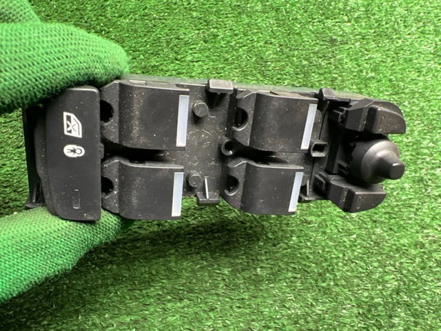 Кнопки переднего левого стеклоподъёмника LR085483 LAND ROVER
