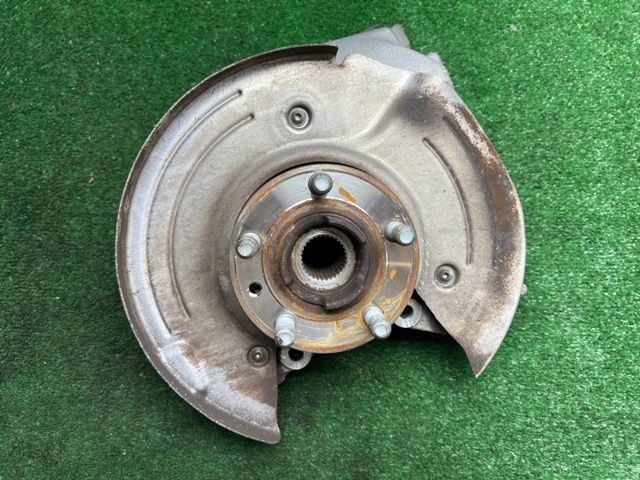 Цапфа поворотная правая LR087649 LAND ROVER